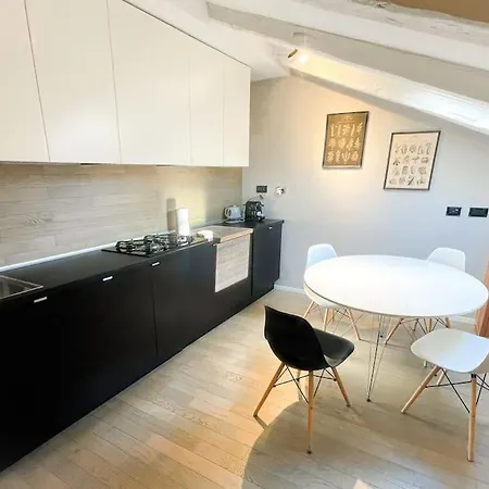 アパート Rodolfo Valentino Loft トリエステ