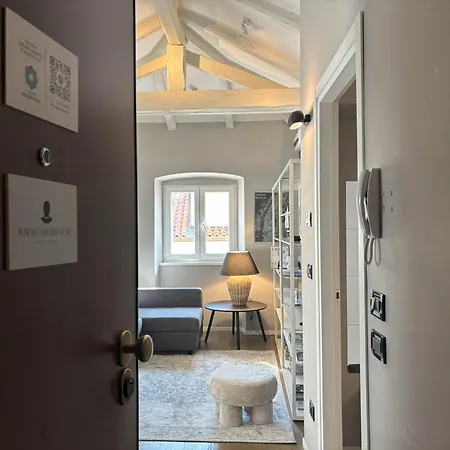 アパート Rodolfo Valentino Loft トリエステ